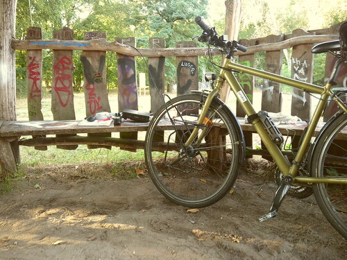 Picknickbank mit Funkgerät, Fahrrad