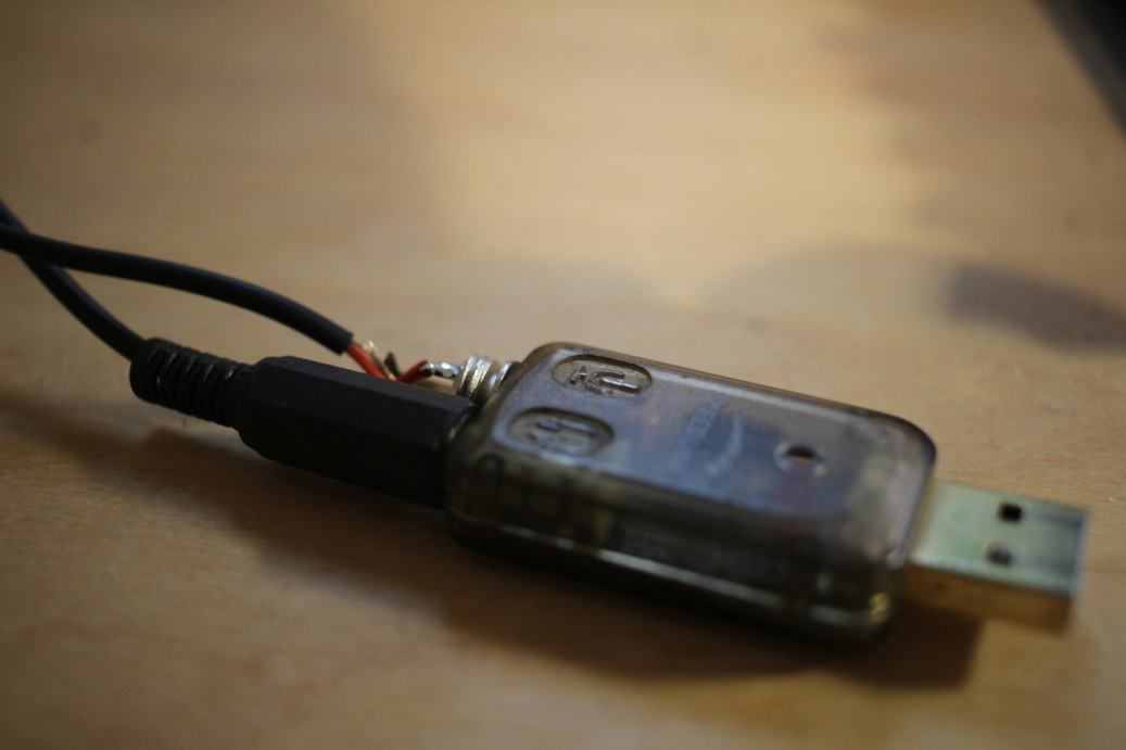 Selbstgebasteltes Kabel verbunden mit einer USB-Soundkarte ("Stick")